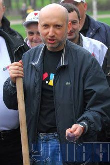 Турчинов хочет всем кандидатам в мэры дать лопаты и грабли (фоторепортаж)