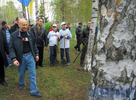 Турчинов хочет всем кандидатам в мэры дать лопаты и грабли (фоторепортаж)