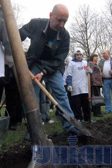 Турчинов хочет всем кандидатам в мэры дать лопаты и грабли (фоторепортаж)