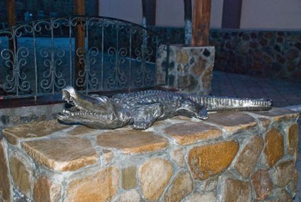 В Украине установлен памятник крокодилу Годзилле (фото)