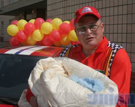 Червоненко забрал новорожденного сына из роддома (фото)