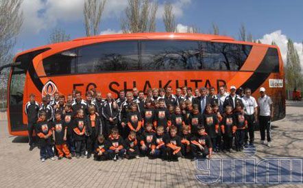 Футболісти «Шахтаря» отримали новий командний автобус (фото)