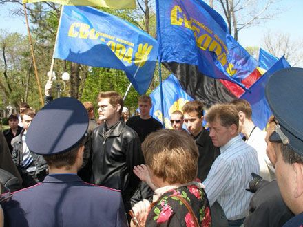 В Луганске показывают экспонаты ”музея жертв оранжевой революции” (фото)