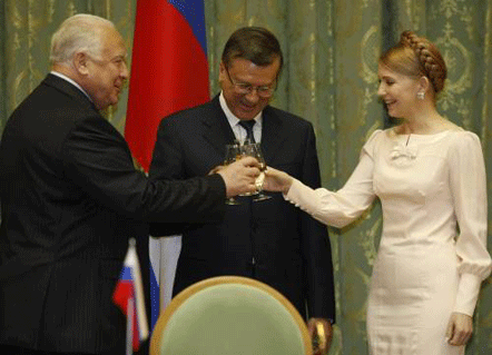 Премьер-министр Украины Юлия Тимошенко, глава правительства Российской Федерации Виктор Зубков и Чрезвычайный и Полномочный Посол РФ в Украине Виктор Черномырдин после подписания Протокола