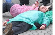 Бутылка пива - за лежание на Майдане против НАТО (фоторепортаж)