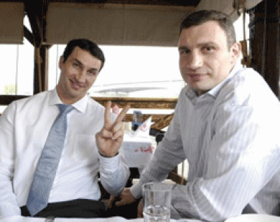 Владимир и Виталий Кличко во время обеда с будущим соперником Владимира Тони Томпсоном (США), в Киеве, 30 апреля Владимир и Виталий Кличко во время обеда с будущим соперником Владимира Тони Томпсоном (США), в Киеве, 30 апреля