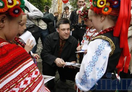 Олег Скрипка показав традиційний український гламур по фен-шую (фоторепортаж)

