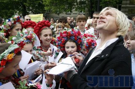 Олег Скрипка показав традиційний український гламур по фен-шую (фоторепортаж)

