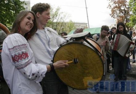 Олег Скрипка показав традиційний український гламур по фен-шую (фоторепортаж)

