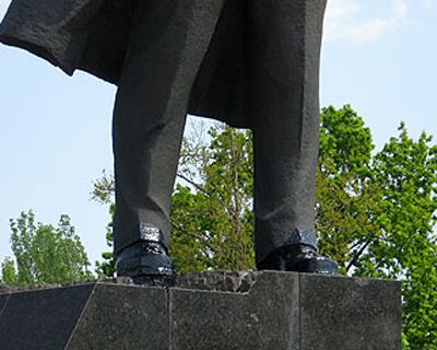 У Донецьку Леніна взули у «білі капці» (фото)