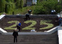 Работницы службы озеленения города сажают цветы во время репетиции парада, посвященного 225-летию ЧФ РФ, в акватории Севастопольской бухты