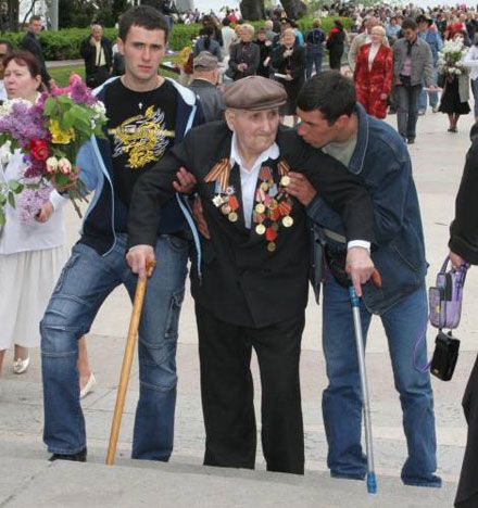 9 мая: ветеранов задаривали цветами, кормили кашей и уговаривали примириться с воинами УПА