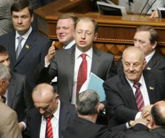 Арсеній Яценюк  відкриває засідання парламенту. Київ, 13 травня