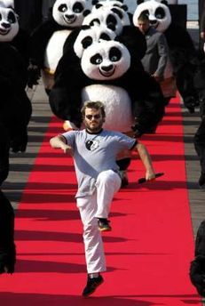Первыми на красную дорожку Каннского фестиваля ступили панды (фото)
