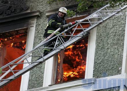 Пожар возле Секретариата Президента (фоторепортаж)