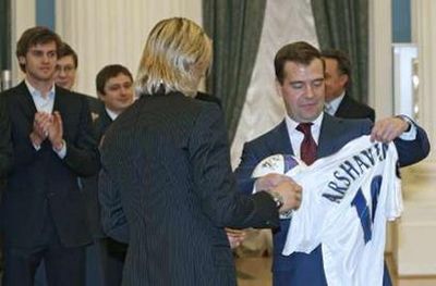 Тимощук дал Медведеву подержаться за Кубок УЕФА (фото)