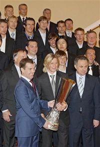 Тимощук дал Медведеву подержаться за Кубок УЕФА (фото)