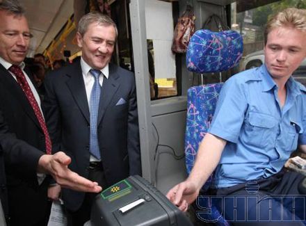 Черновецький випробував валідатор (фоторепортаж)