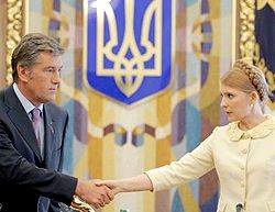 Віктор Ющенко та Юлія Тимошенко вітають один одного під час засідання РНБО. Київ, 30 травня 