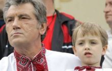 Ющенко привез сына на инсценировку битвы под Корсунем