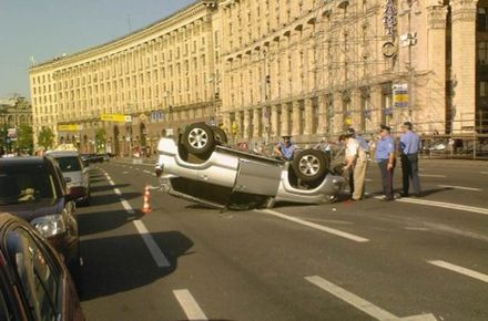 На Майдане опрокинулся внедорожник