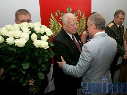 Григорий Суркис принес белые розы