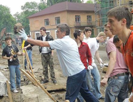 Ющенко на суботнику (6 фото)