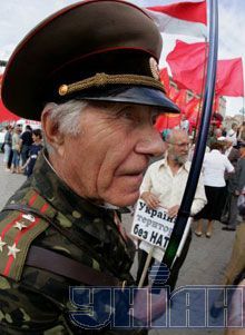 В Киеве генсеку НАТО показали средний палец (фоторепортаж)