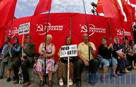 В Киеве генсеку НАТО показали средний палец (фоторепортаж)