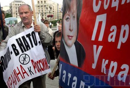 В Киеве генсеку НАТО показали средний палец (фоторепортаж)