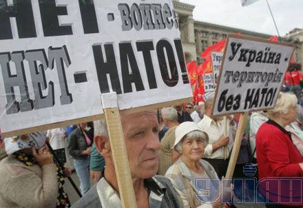 В Киеве генсеку НАТО показали средний палец (фоторепортаж)