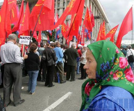В Киеве генсеку НАТО показали средний палец (фоторепортаж)