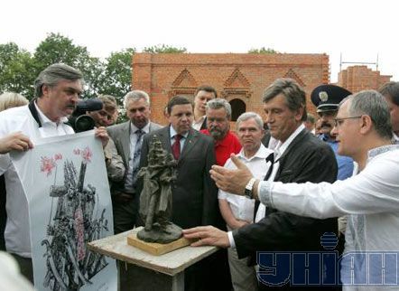 Ющенко и Плющ в Батурине (фото)