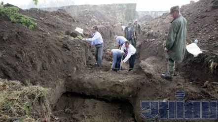 Президент Украины Виктор Ющенко, в центре, принимает участие в раскопках в военной части А2287, на территории которой в 1941–-1943 годах находился один из самых больших в Украине концлагерей для советских военнопленных рядового состава в Виннице, в четверг, 19 июня 2008 г. Уже несколько месяцев на территории военной части ведутся раскопки, в ходе которых обнаружены 3–4 тысячи останков военнопленных. Ющенко осмотрел место раскопок и ознакомился с ходом работ, в частности, его поинформировали, что вещи, найденные в ходе раскопок, будут переданы к областному историческому музею. Фото Николая Лазаренко / POOL / УНИАН