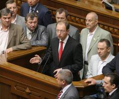 Арсеній Яценюк за парламентською трибуною, яку блокують представники фракції БЮТ. Київ, 20 червня 