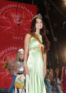 Володарка перехідної золотої корони Королеви Харкова Анастасія Сєніна 