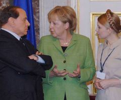 Сильвіо Берлусконі,  Ангела Меркель і Юлія Тимошенко під час зустрічі у Брюсселі . 19 червня 