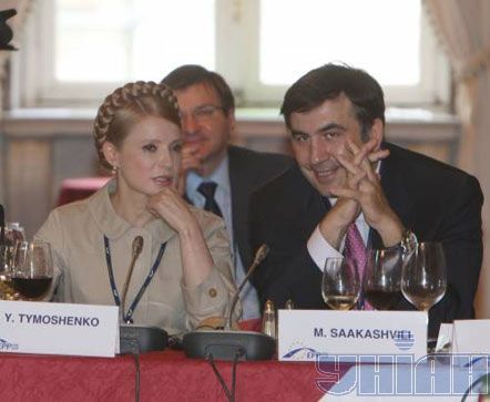 Юлія Тимошенко, віце-прем`єр-міністр України Григорій Немиря (позаду) та Президент Грузії Михаїл Саакашвілі під час саміту Європейської народної партії 