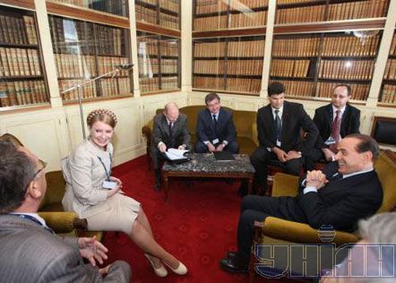 Юлія Тимошенко та прем’єр-міністр Італії Сильвіо Берлусконі під час зустрічі у Брюсселі