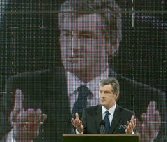 Виктор Ющенко выступает во время открытия автомобильного завода корпорации «Богдан». Черкассы, 20 июня