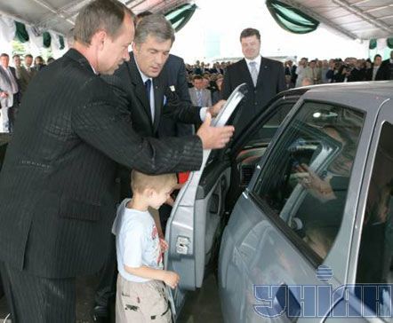 Ющенко, Порошенко и автозавод (7 фото)