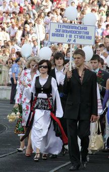 Урочиста хода випускників у Тернополі (фото)