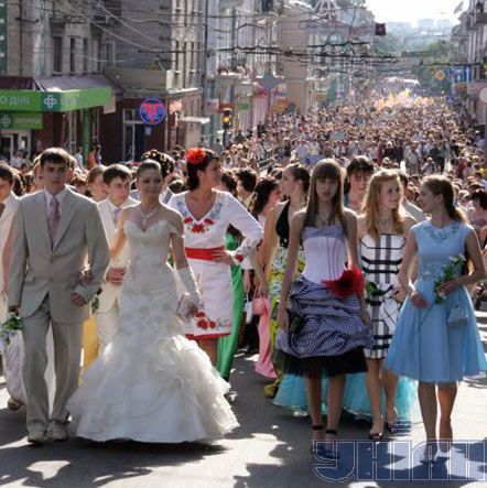 Урочиста хода випускників у Тернополі (фото)