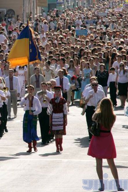 Урочиста хода випускників у Тернополі (фото)