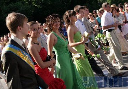 Урочиста хода випускників у Тернополі (фото)