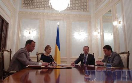 Перший заступник керівника фракції БЮТ Андрій Кожем’якін, прем’єр-міністр України Юлія Тимошенко, голова ВР Арсеній Яценюк та лідер фракції “Наша Україна – Народна самооборона” В’ячеслав Кириленко під час зустрічі в Києві, 24 червня 2008 р.