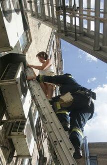 Працівники КМДА рятуються через вікна від пожежі (фото)