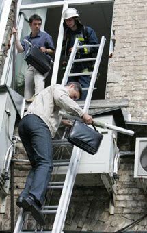 Працівники КМДА рятуються через вікна від пожежі (фото)