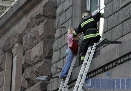 Працівники КМДА рятуються через вікна від пожежі (фото)