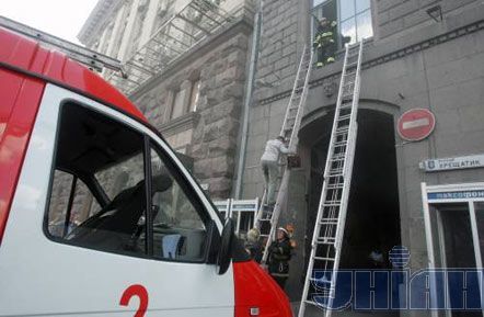 Працівники КМДА рятуються через вікна від пожежі (фото)